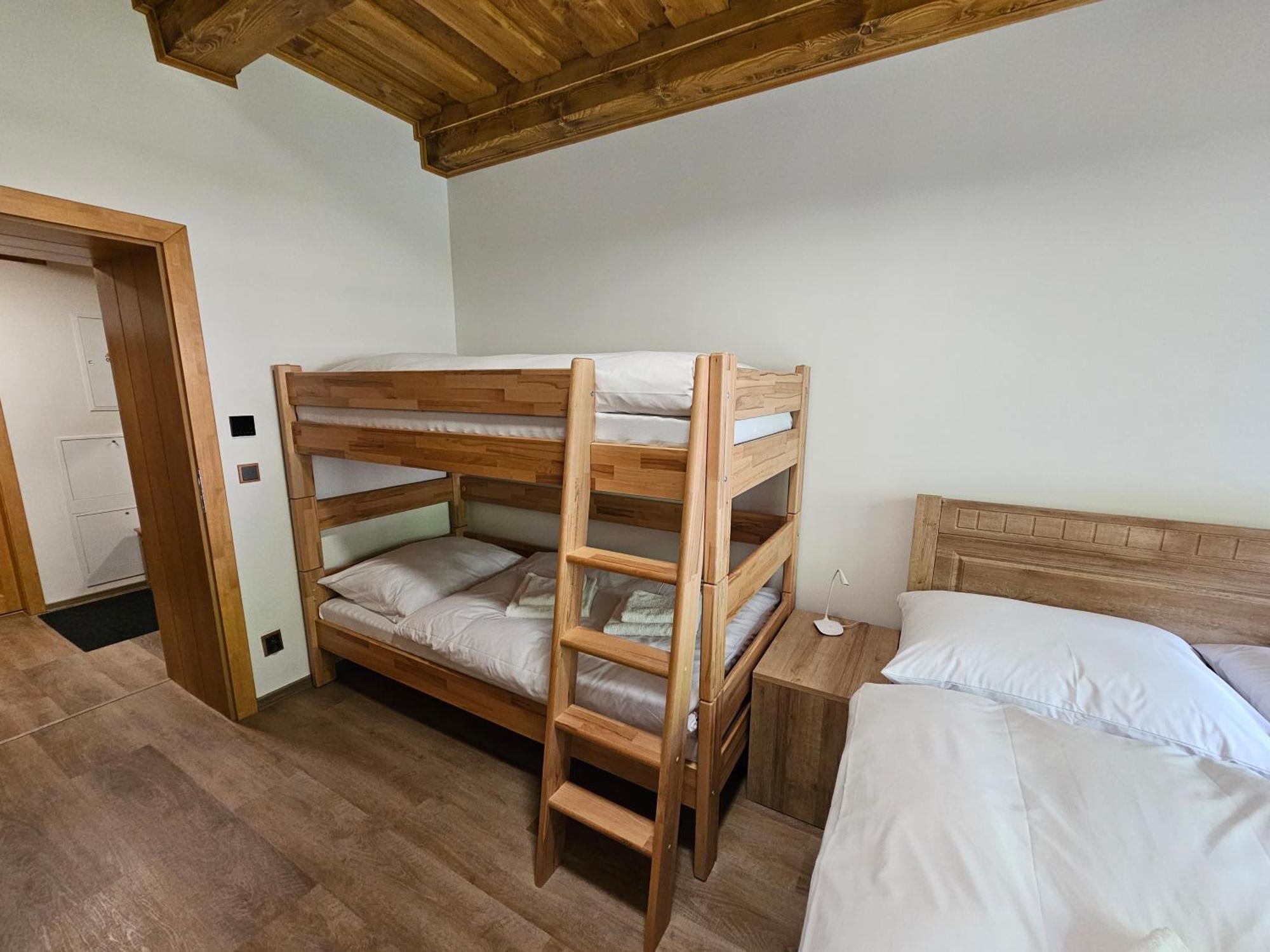 Apartmany Jezerne Velké Karlovice Habitación foto